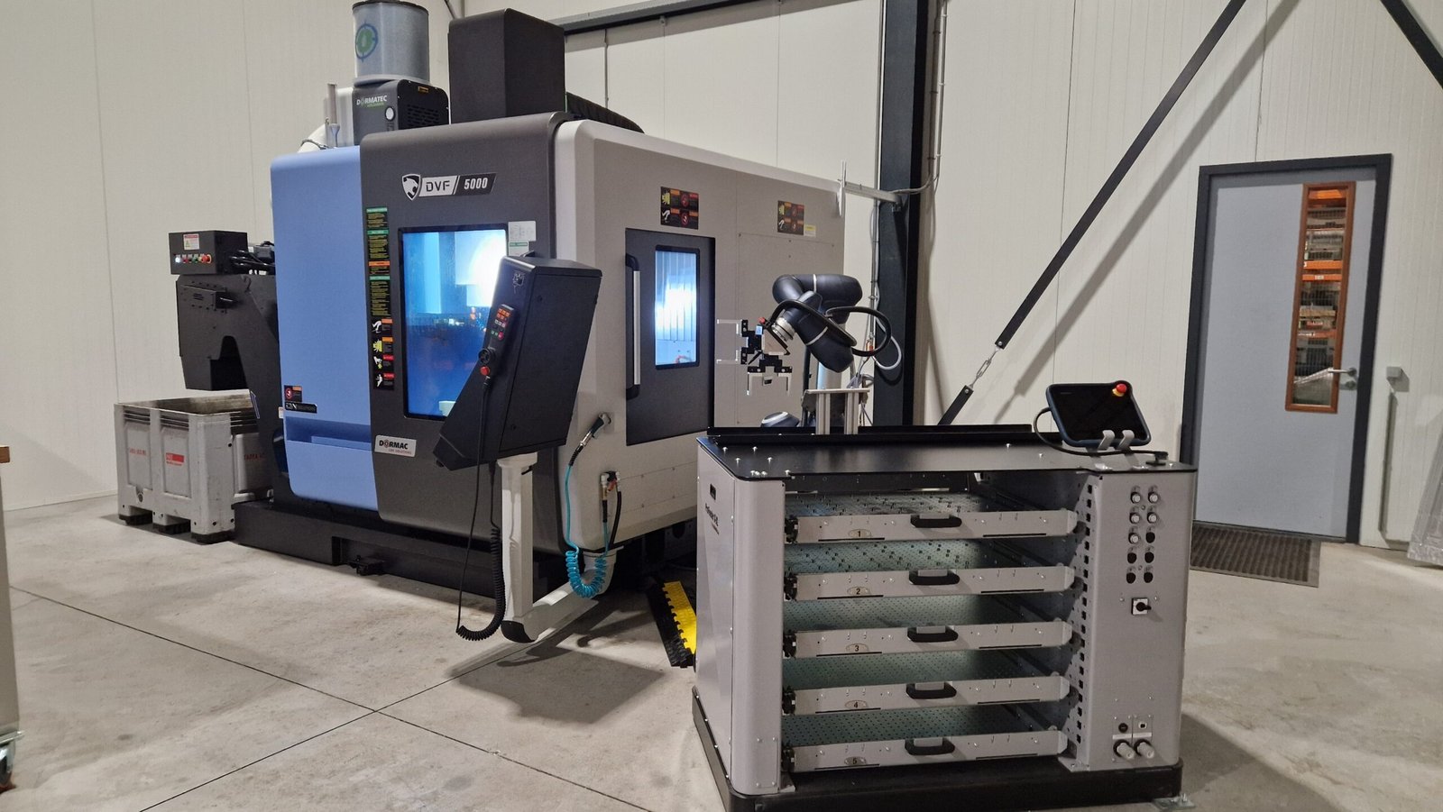 A five-axis machining centre with an automated pallet loader on the Microtechniek shop floor